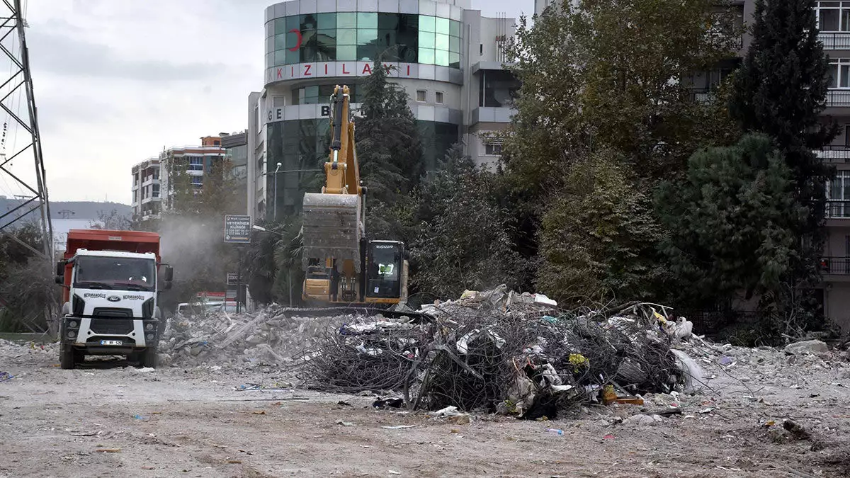 Kınay, i̇zmir'de depremin yerle bir ettiği binaların enkazında ortaya çıkan zehirli gazların yıllar sürecek tehlikeli etkisine dikkat çekti.