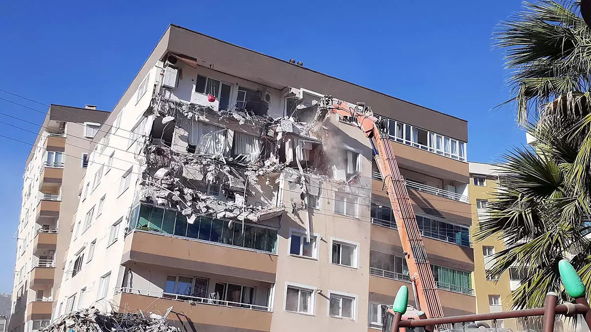 Binaların yıkım çalışmalarını bir film izler gibi seyredenleri uyaran kınay, yıkım sırasında çevreye yayılabilecek asbestin uzun vadede kanser riskini arttırdığını söyledi.