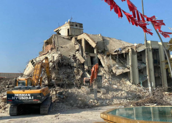 Binaların yıkım çalışmalarını bir film izler gibi seyredenleri uyaran Kınay, yıkım sırasında çevreye yayılabilecek asbestin uzun vadede kanser riskini arttırdığını söyledi.