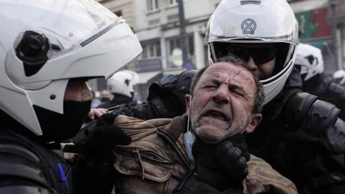Yunanistan'da koronavirüs salgınına rağmen 1973'te "Albaylar Cuntası"na karşı yapılan 17 Kasım öğrenci ayaklanmasının 47'nci yılı dolayısıyla planlanan protestolar polisin müdahalesine sahne oldu.