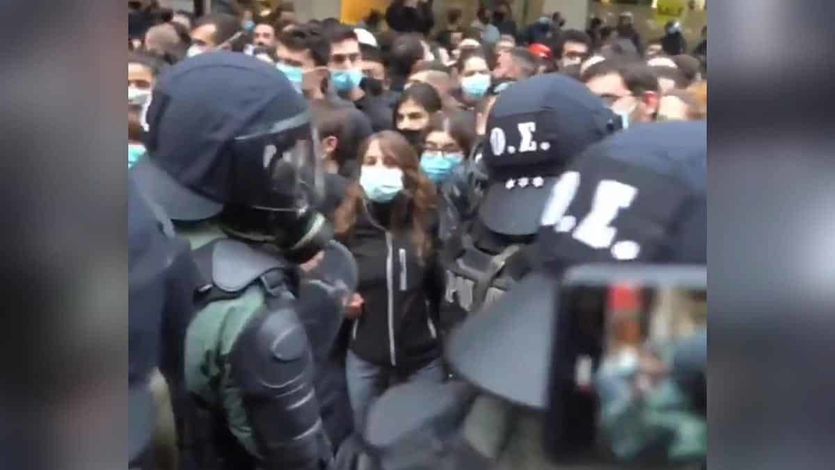 Yunanistan'da koronavirüs salgınına rağmen 1973'te "Albaylar Cuntası"na karşı yapılan 17 Kasım öğrenci ayaklanmasının 47'nci yılı dolayısıyla planlanan protestolar polisin müdahalesine sahne oldu.