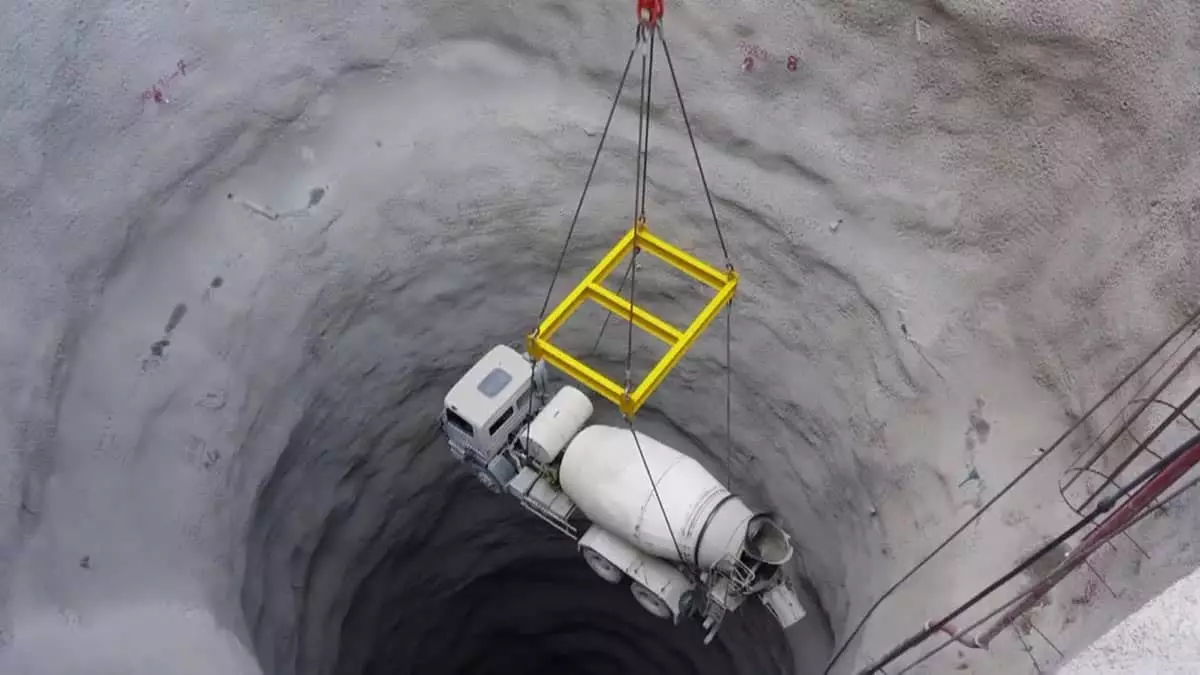 Artvin'de, çoruh nehri üzerinde yapımı süren ve tamamlandığında 275 metre gövde yüksekliğine ulaşacak olan yusufeli barajı'nın tamamlanmasına 21 metre kaldı.