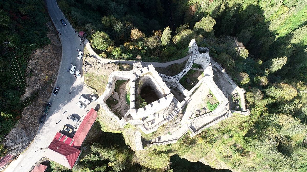 Türkiye'nin en görkemli kalesi Rize'nin Çamlıhemşin ilçesindeki Fırtına Vadisi'nde bulunan Zilkale sonbaharda ziyaretçilerini ağırlıyor.