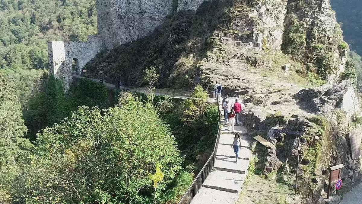 Türkiye'nin en görkemli kalesi rize'nin çamlıhemşin ilçesindeki fırtına vadisi'nde bulunan zilkale sonbaharda ziyaretçilerini ağırlıyor.