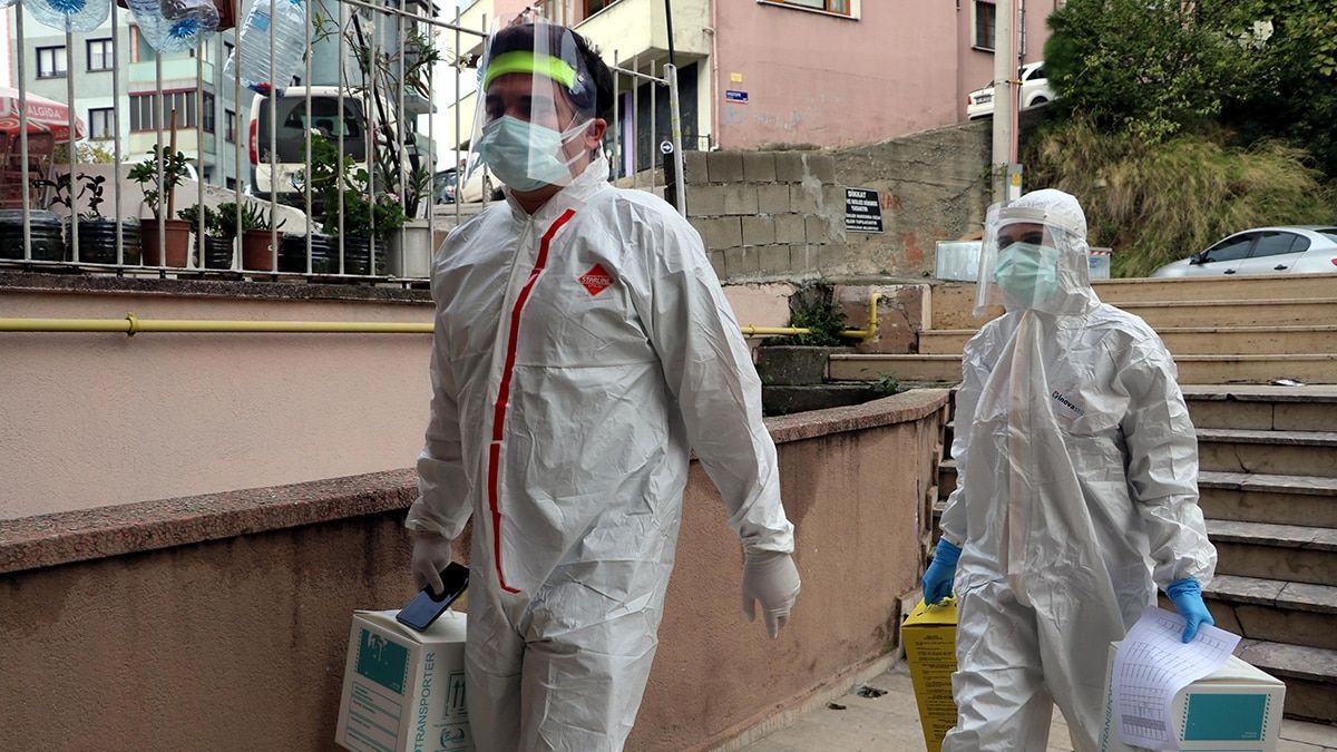 Zonguldak'ta, koronavirüs ile mücadele eden filyasyon ekiplerinin 1 günü görüntülendi. 276 personelin görev aldığı 96 ekip, gece- gündüz mücadele veriyor.