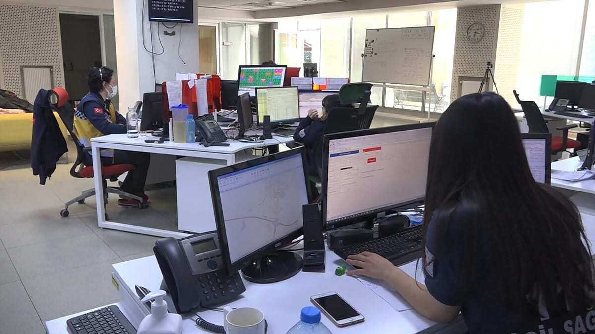 “Karantina sürelerinin bitip bitmediğini öğrenmek isteyenler de arıyor. İlaçları nasıl kullanmaları gerektiği gibi, sorulara maruz kaldık”