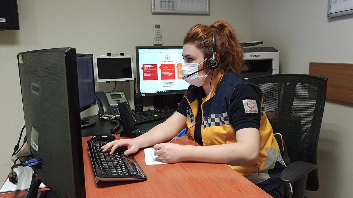“Trafikte yaşadığımız zorluklardan bir tanesi, yayalar yaya geçitlerinde sirenler ve tepe lambalarımız açıkken bizden yol vermemizi istiyorlar. Trafikte yaşadığımız zorluklardan bir tanesi de yol vermeme durumu. Bunun sebebi de sürücüler camları kapalı, müzik son ses açık ve telefonla konuştuğu esnada bizi görsel ve işitsel olarak fark edemiyorlar. Bu da hastaya ya da hastaneye ulaşmada gecikmelere neden oluyor”