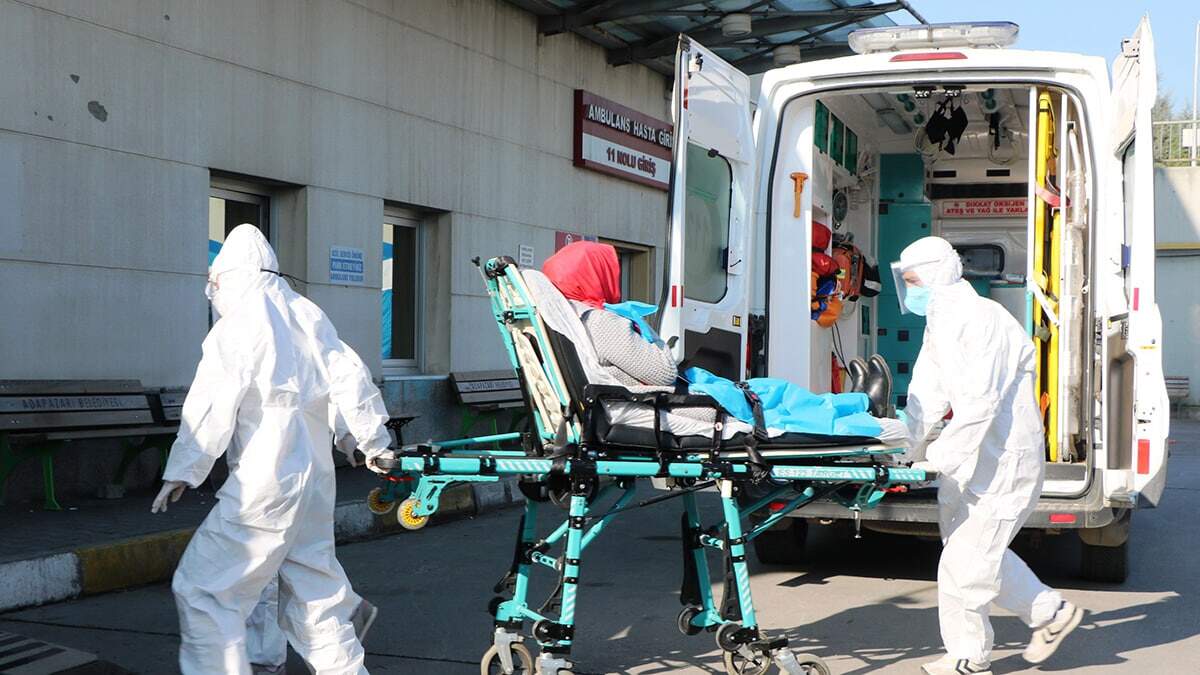 Güner, 112 Servis hattına gelen ihbarlarda % 90 oranında artış olduğunu, vatandaşların koronavirüs ve kısıtlamalarla ilgili bilgi almak istediğini söyledi.