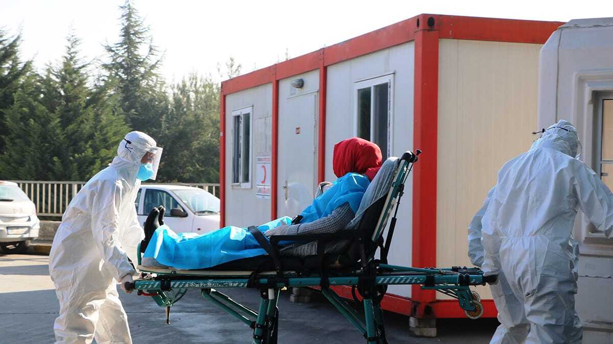 Ev ziyaretlerine ve alışveriş merkezinde gezmeye alışığız ama bunlardan kesinlikle uzak durmamız gerekiyor. Aynı zamanda çalışırken kurallara uyarak ve mesafemizi koruyarak çalışmamız gerekiyor