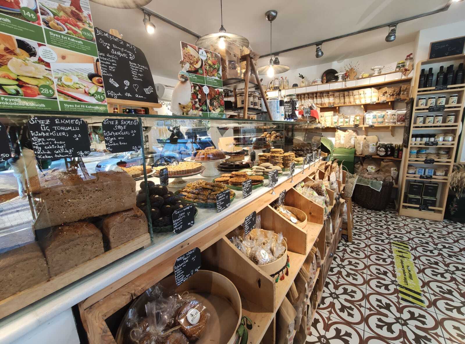 Siyezden 20’den fazla ürün elde edip sofralara taşıyan Özsoy, kek ve kurabiye yaptığı ata tohumunu dünyaya tanıtmayı hedefliyor.