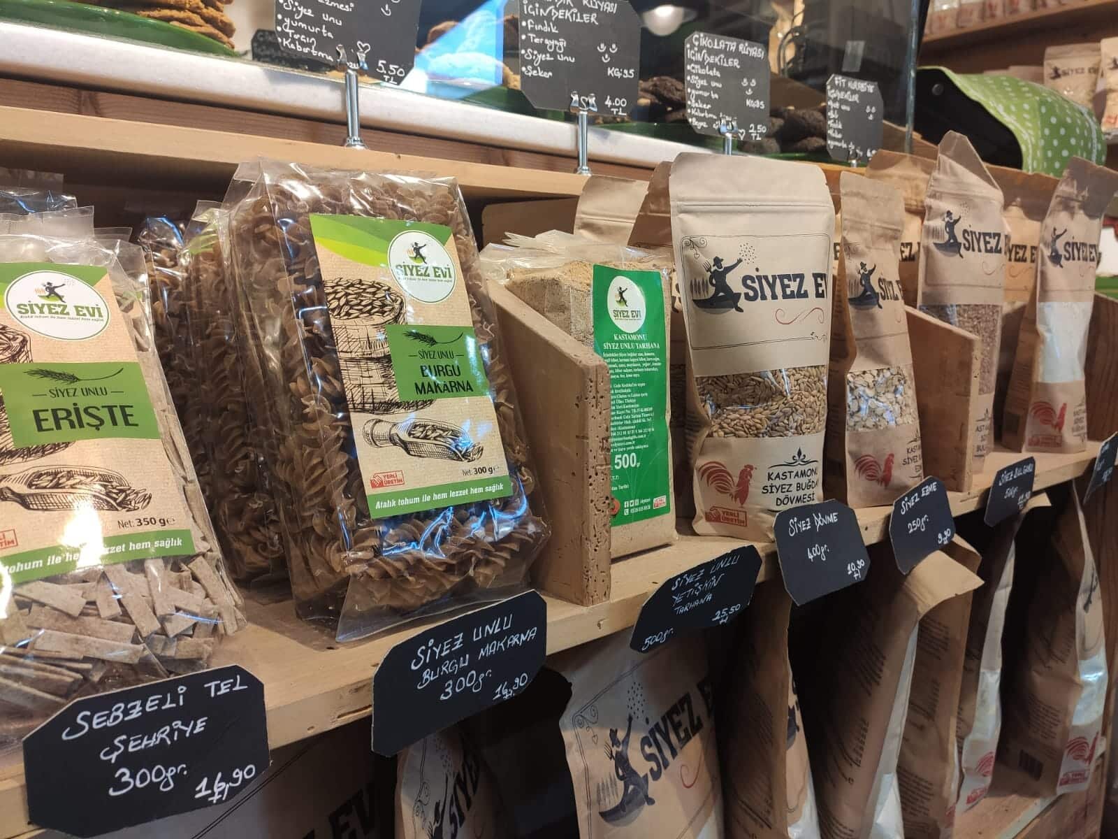 Minik dükkanda siyez unundan yapılmış, tarhana, tel şehriye, kuskus gibi ürünlerin yanında kek, kurabiye, ekmek, poğaça gibi lezzetleri vatandaşla buluşturan Özsoy’un hedefi, üyesi olduğu İstanbul Hububat Bakliyat Yağlı Tohumlar ve Mamulleri İhracatçıları Birliği’nin (İHBİR) de destekleriyle ata tohumunu Türkiye’ye ve dünyaya tanıtmak.