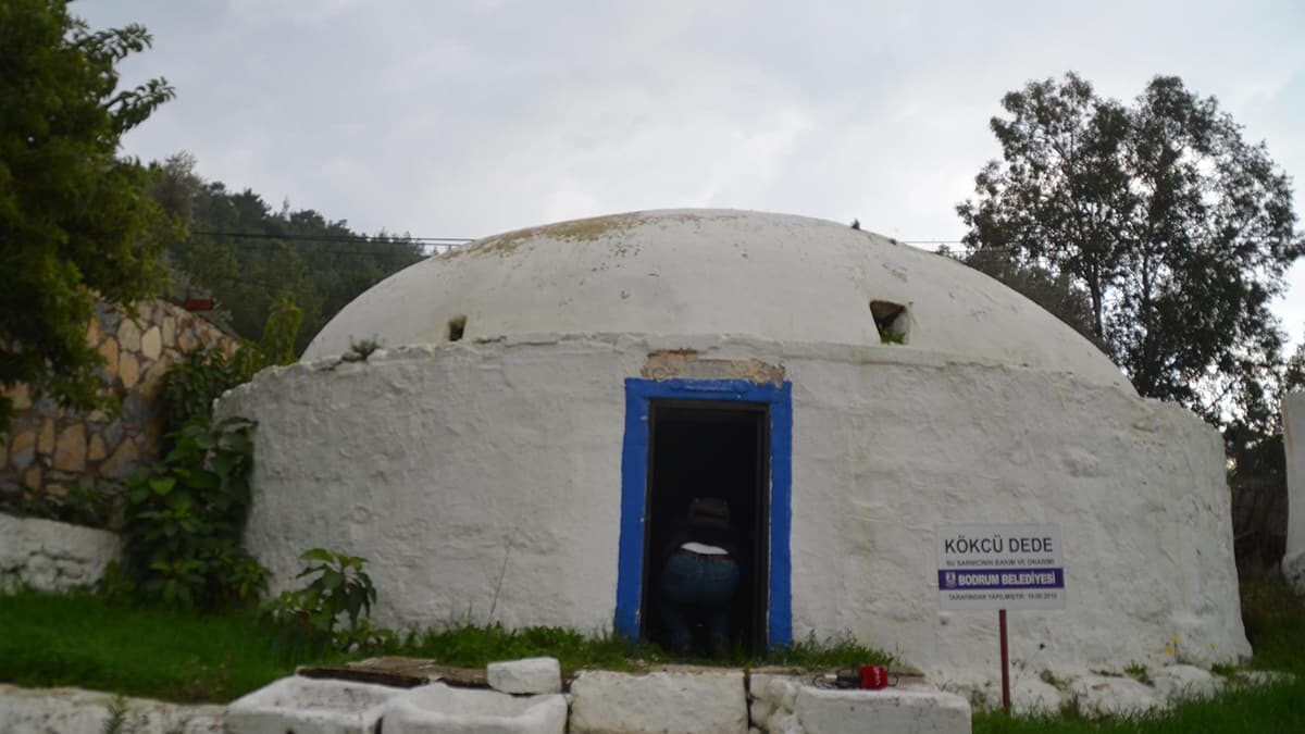 Muğla'nın Bodrum ilçesindeki 150 yıllık geçmişe sahip Kökcü Dede Sarnıcı'nın beyaza boyanması tepkiye neden oldu.