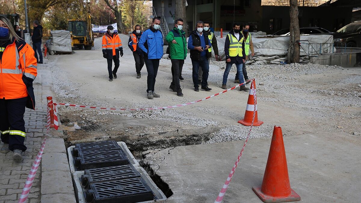 Hafta sonu sokağa çıkma kısıtlamalarını fırsata çeviren ASKİ Genel Müdürlüğü, uzun yıllardır aşırı yağışlarda sel ve su taşkınları ile boğuşan, Sıhhiye’de Sosyete Pazarı’nın da bulunduğu Sağlık Mahallesi’nin mağduriyetini önlemek için düğmeye bastı.