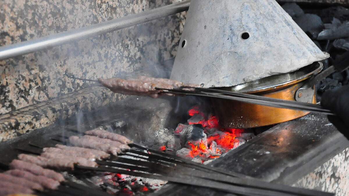Manisa'da, tarihi 3 asır öncesine dayanan, kente gelen ziyaretçilerin tadına bakmadan dönmediği Manisa kebabı salgın nedeniyle ekmek arasına girdi.
