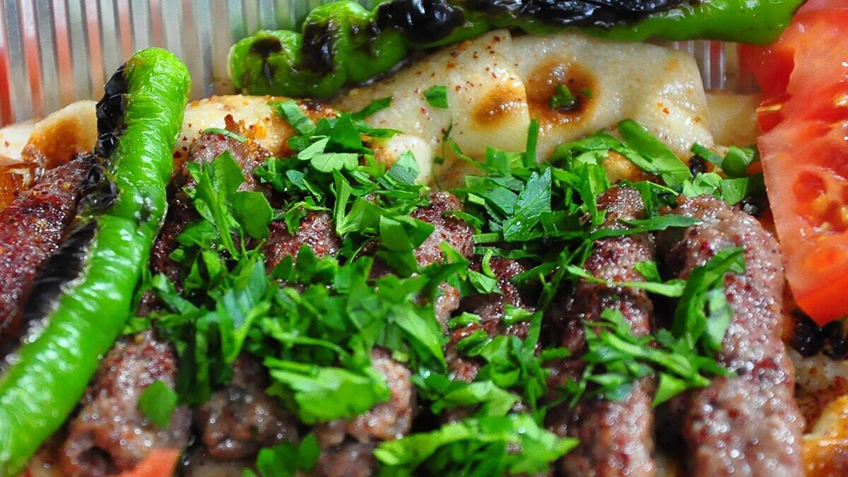 Manisa kebabı salgın nedeniyle ekmek arasına girdi