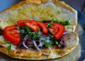 Manisa kebabı salgın nedeniyle ekmek arasına girdi