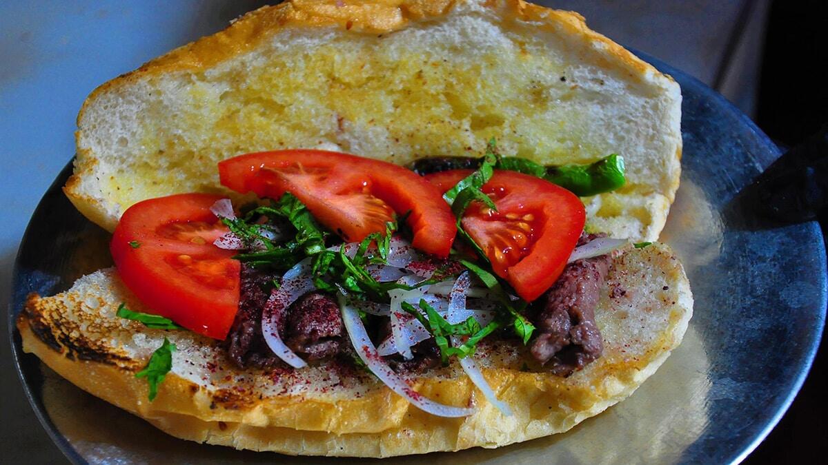 Manisa kebabı salgın nedeniyle ekmek arasına girdi
