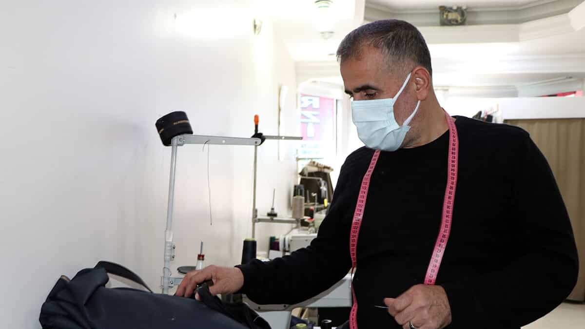 Necat Sarıca (56), “30 yıldır terzilik yapıyorum. Yetiştirecek çırak bulamıyorum” dedi.