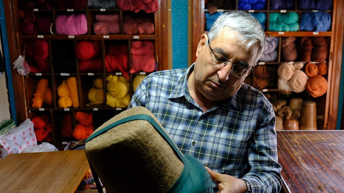 Dede mesleği olan keçeciliği sürdürüyor