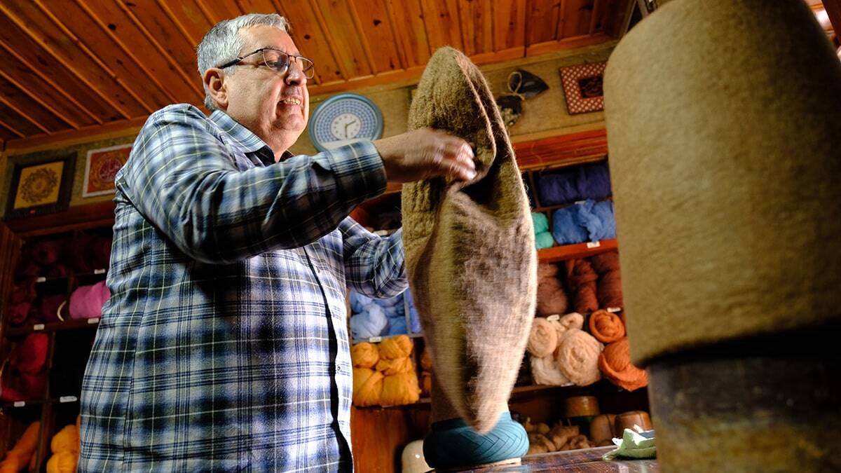 Dede mesleği olan keçeciliği sürdürüyor