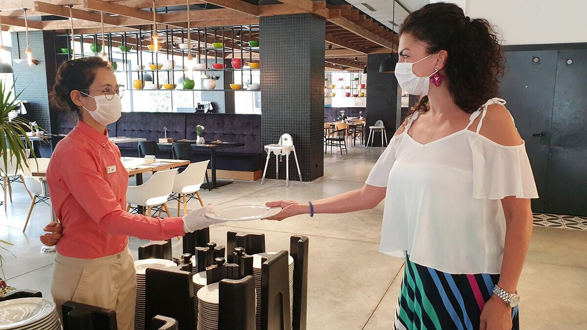 Yavuz, "2021, bir geçiş yılı olacak. 2022 yılında turizmde patlama olabilir. 3 aya sıkışan turizmde sayısal artış kısıtlı olur. Gerçek normalleşme 2022'de olur" dedi.