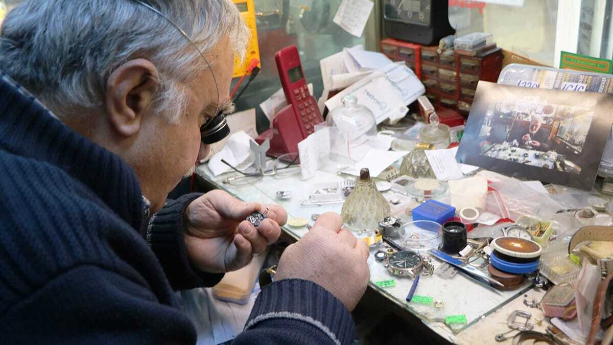 Bu dükkanda 1956 yılından beri saat tamir ediliyor