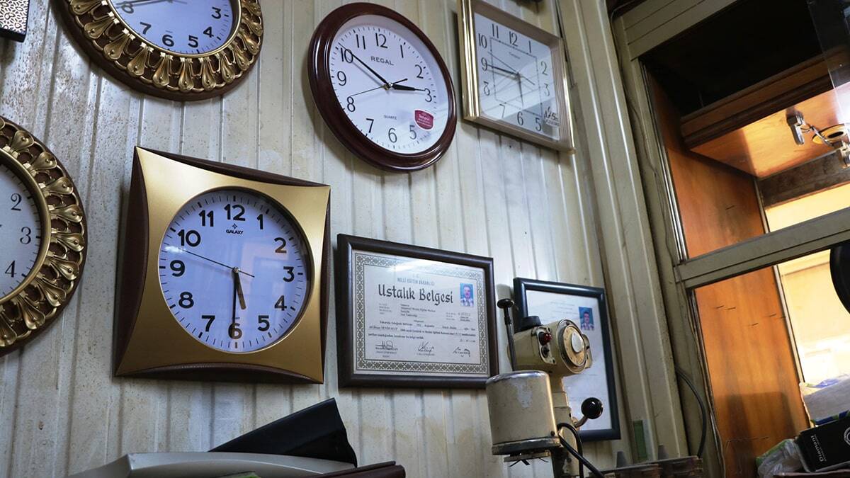 Bu dükkanda 1956 yılından beri saat tamir ediliyor
