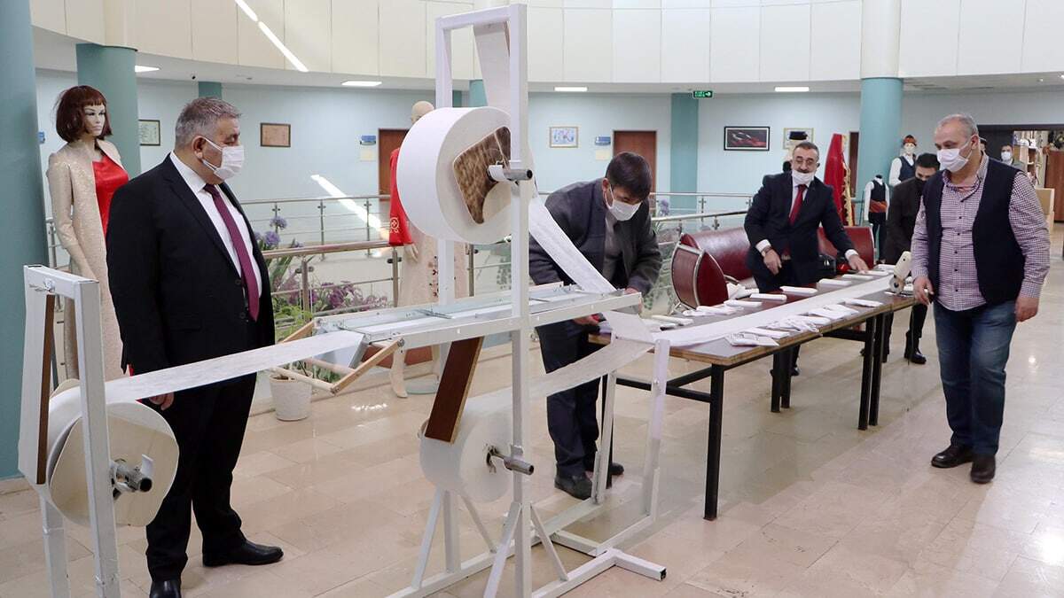 Erzurum merkez Palandöken İlçe Belediyesi, piyasada değeri 60 bin lira olan maske makinesini atık malzemelerden bin 900 liraya imal etti.