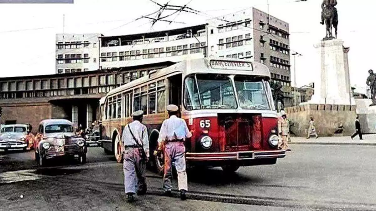 Ego genel müdürlüğü, 1987 model eski belediye otobüsünü büyükşehir belediyesi önüne getirerek hem çalışanlara hem de ziyarete gelen vatandaşlara nostalji yolculuğu yaşattı.