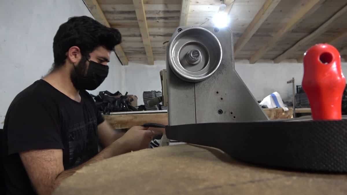 8 çocuğuyla kurdukları atölyede çanta üretiyor