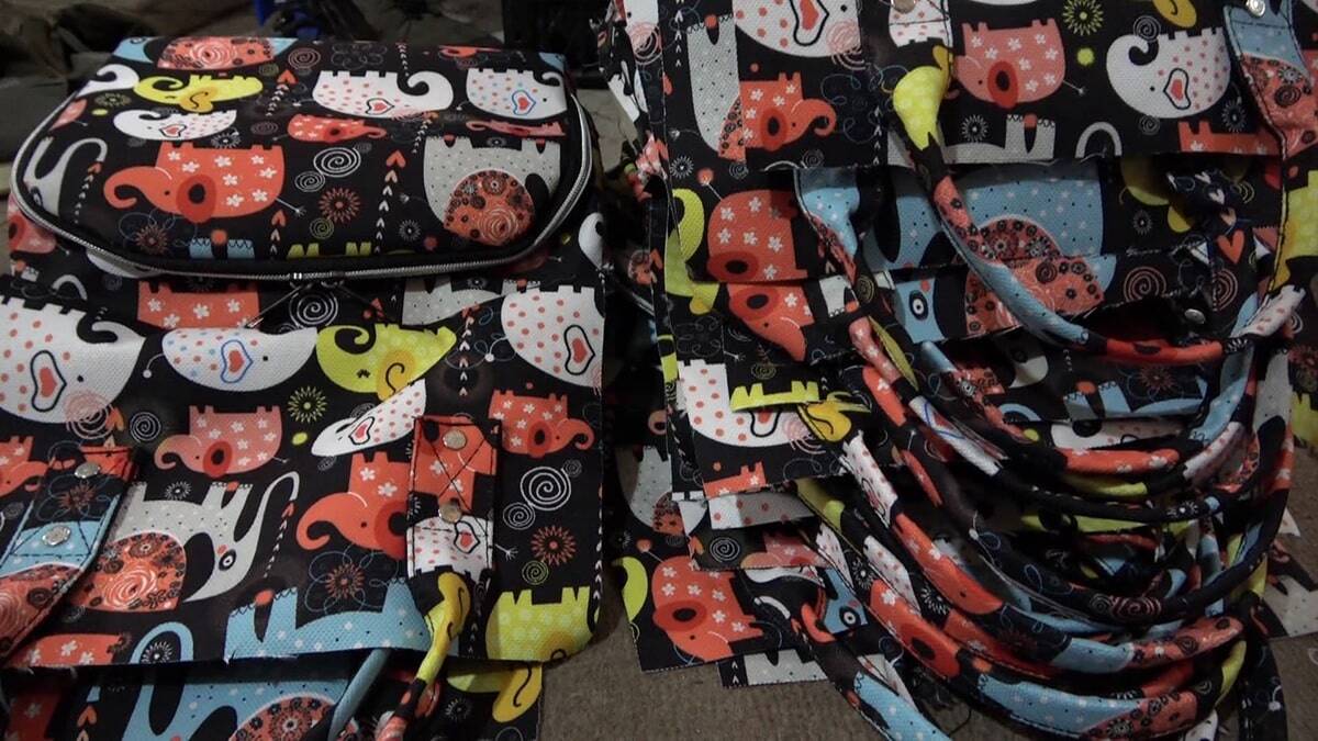 8 çocuğuyla kurdukları atölyede çanta üretiyor