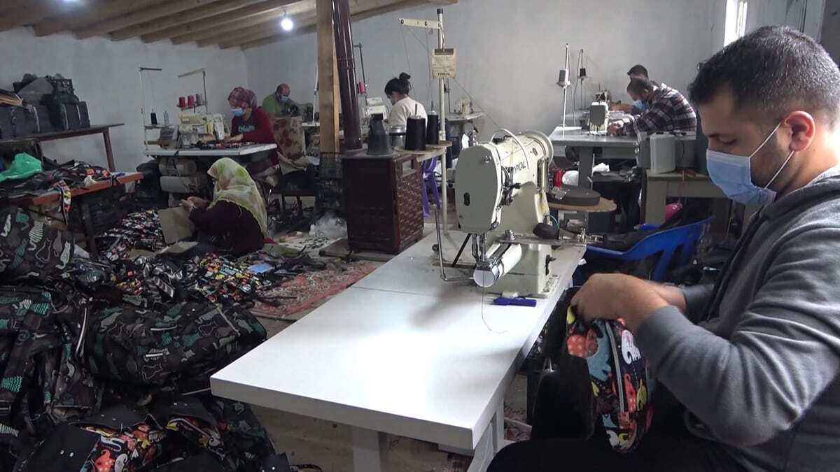 Muş'ta Mahmure Özdemir (60), 8 çocuğuyla kurdukları atölyede çanta üretiyor.