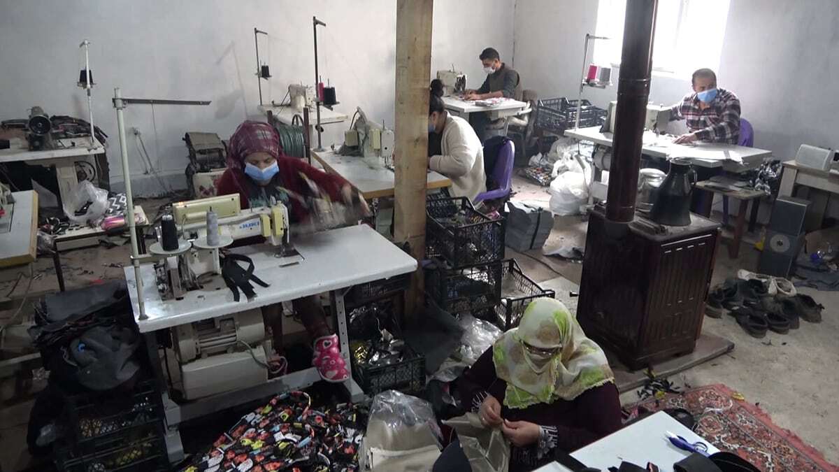 4 çocuğu üniversitede okuyan Özdemir, çanta üretip hem ailesini geçindirdiğini hem de çocuklarını okuttuğunu söyledi.