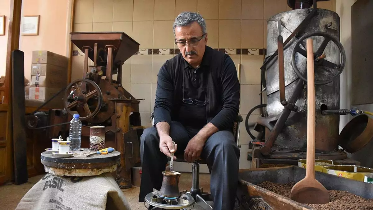 Sivas'ta 1926 yılında vakıflar i̇şhanı'nın giriş katına kurulan talas kahvesi'nin ürünleri, 94 yıldır aynı taş değirmende öğütülerek satılıyor.