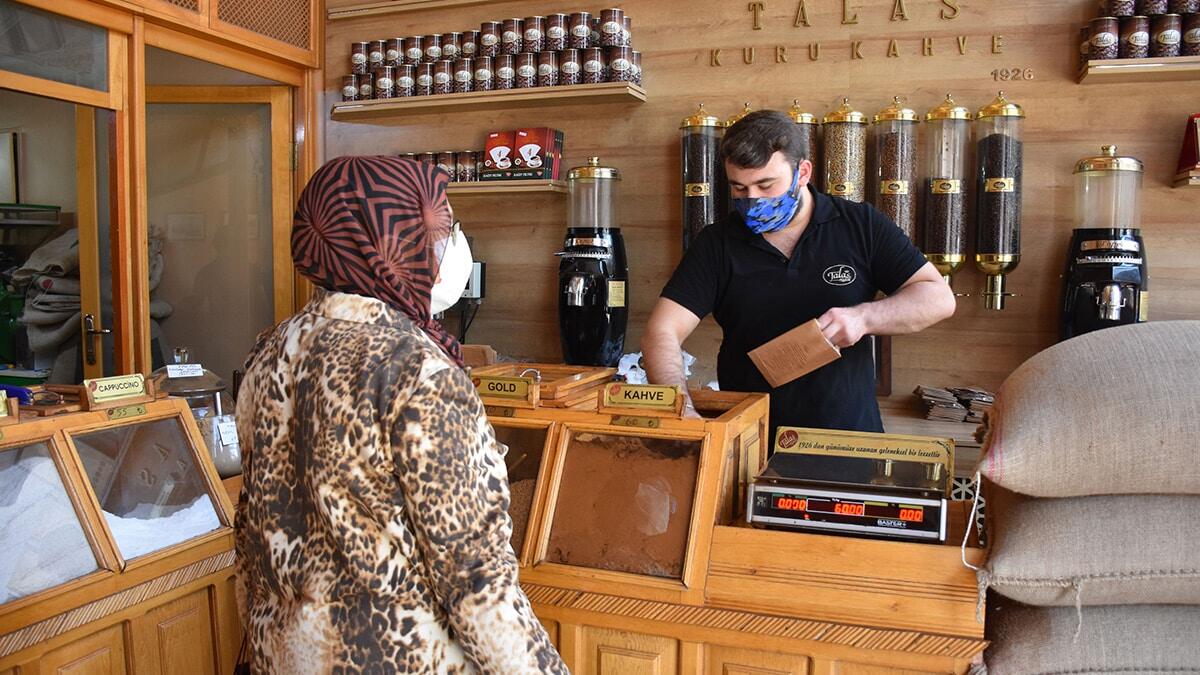 Kurulduğu günden beri aynı yerde hizmet veren Talas Kahvesi'ni dedelerinden devralan Nuri Talas, geleneği bozmadan işini sürdürüyor. Kent içinde ve diğer şehirlerde yaşayan Sivaslıların müdavimi olduğu kahve, talep üzerine yurt dışına da gönderiliyor.