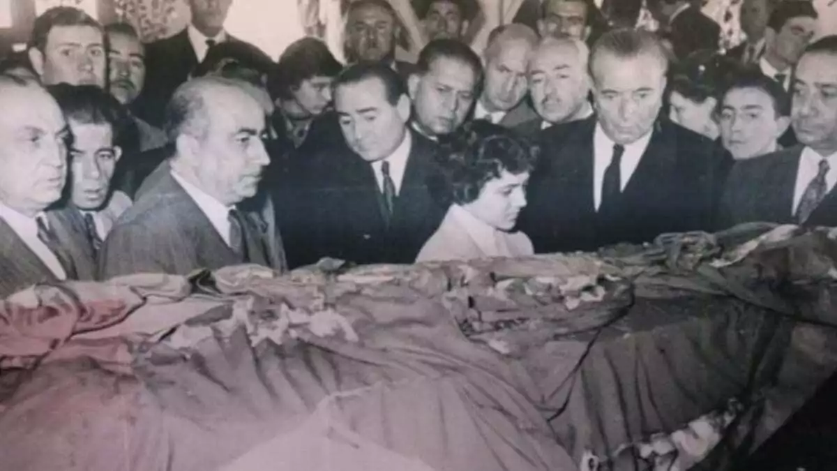 Atatürk'ün naaşı açılırken