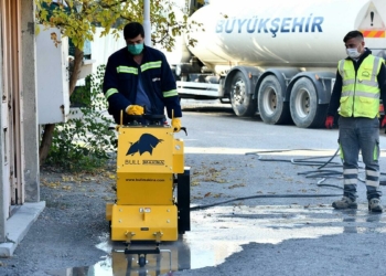 Ankara Büyükşehir Belediyesinin kılavuz çizgi makinesi, görme engelli vatandaşların rahat yürüyebilmeleri için düz zeminleri dönüştürüyor.