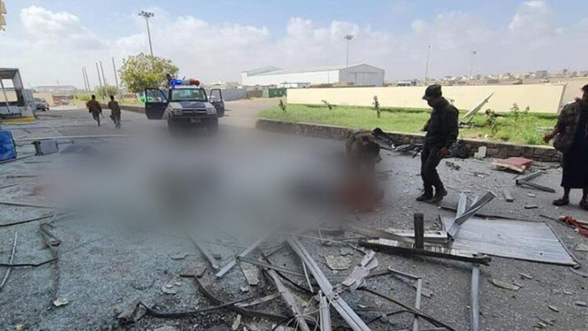 Yemen Başbakanı Muin Abdülmelik'in de bulunduğu yeni hükümetin ülkeye giriş yaptığı sırada üç havan mermisinin patlaması sonucu, 22 kişinin öldüğü, 50 kişinin de yaralandığı ifade edildi.