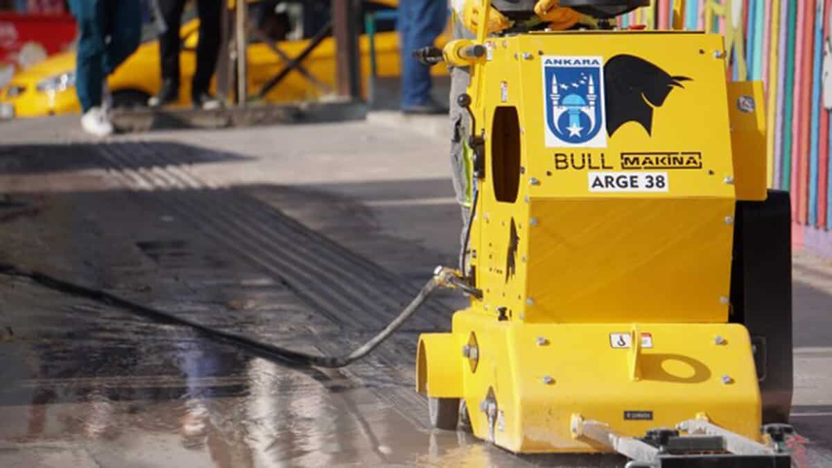 Ankara Büyükşehir Belediyesinin kılavuz çizgi makinesi, görme engelli vatandaşların rahat yürüyebilmeleri için düz zeminleri dönüştürüyor.
