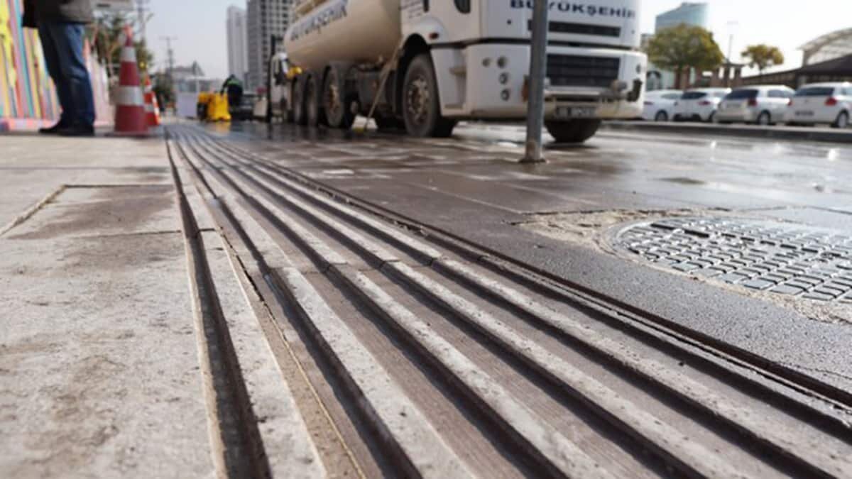 Beton, asfalt, granit ve andezit gibi her türlü zeminde rahatlıkla kullanılabilen makine, klasik yöntemlerle kıyaslandığında 5 ile 20 kat daha ucuza imalat sağlıyor. 2 çalışanın kullandığı makine, 1,5 saatte 100 metre uzunluğunda yolu hissedilebilir kılavuz yola dönüştürüyor.