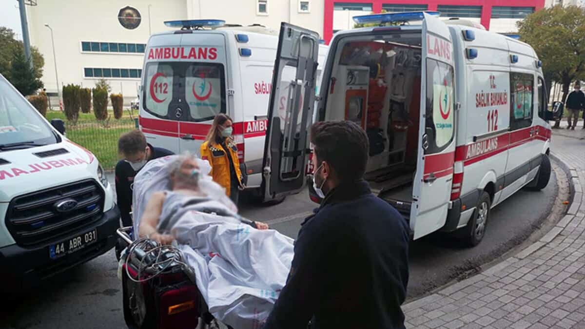 Malatya Eğitim ve Araştırma Hastanesi'nin Dahiliye Yoğun Bakım Ünitesi'nde yangın çıktı hastalar tahliye edildi.