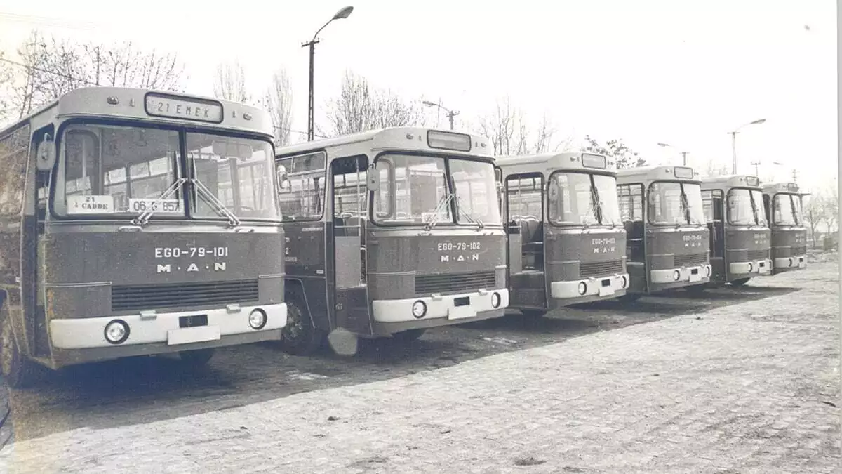 Çalışanlar kadar ziyarete gelen vatandaşlar büyükşehir belediyesi önüne getirilen 1987 model belediye otobüsüne binerek geçmişe nostaljik bir yolculuk yaptı.