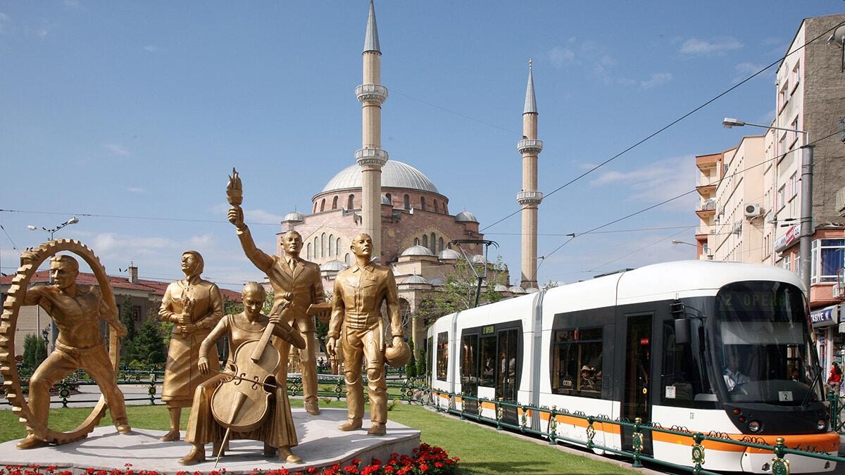 Koronavirüsle mücadelede en önemli kahramanlarımız sağlık çalışanları için ücretsiz toplu taşıma devam edecek.