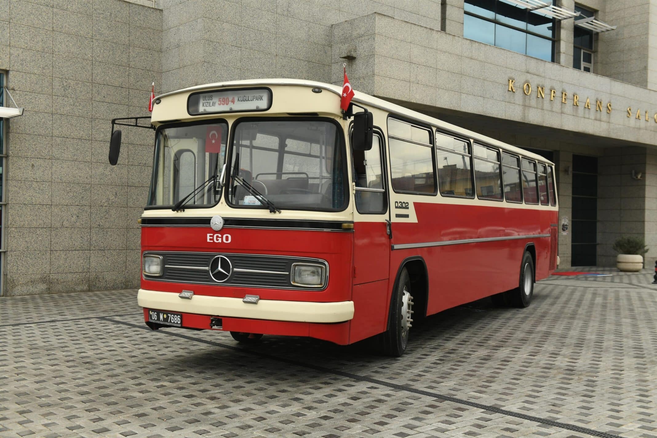 Çalışanlar kadar ziyarete gelen vatandaşlar Büyükşehir Belediyesi önüne getirilen 1987 model belediye otobüsüne binerek geçmişe nostaljik bir yolculuk yaptı.