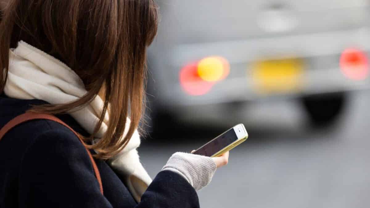 10 dakikalık telefon görüşmesi ya da bilgisayar başında kişinin elini hep aynı ve sabit pozisyonda tutması sinir dolaşımını bozarak elde felce yol açabilir.