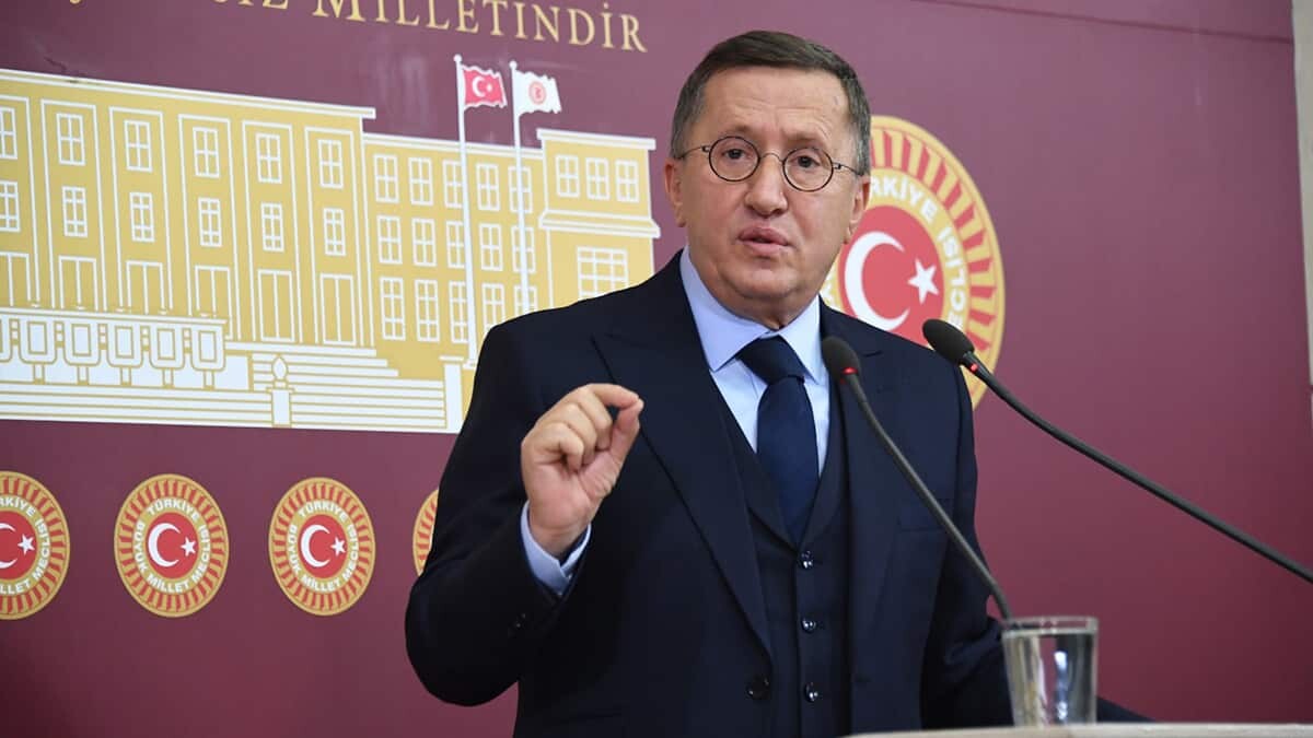 Türkkan, 9 ay boyunca insanlar o kadar çaresiz hale geldiler ki, tabelalarını kıracak hale geldi. Dükkanlar kapalı, esnaf çaresiz. Çaresizlikten tabelasını kırıyor. Parçalıyor" diye konuştu.