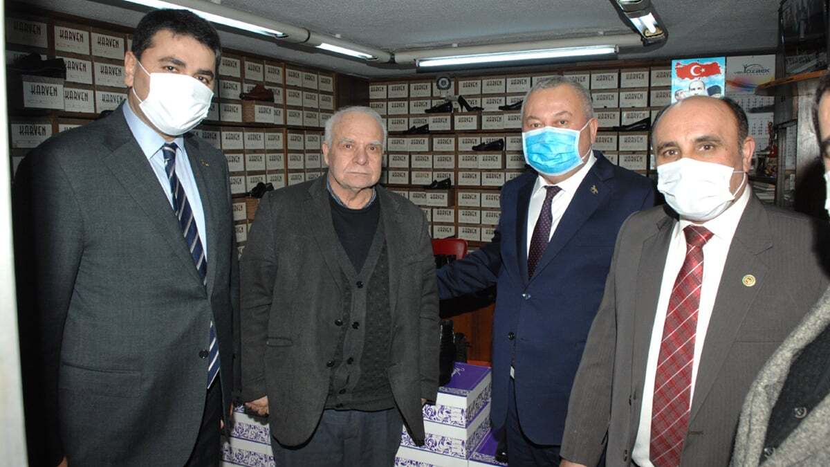 Demokrat Parti Genel Başkanı Gültekin Uysal "İşletmeleri kuru kuruya kapatıyorum demekle olmaz, somut olarak buna karşılık gelecek çözümü de ortaya koyacaksınız" dedi.