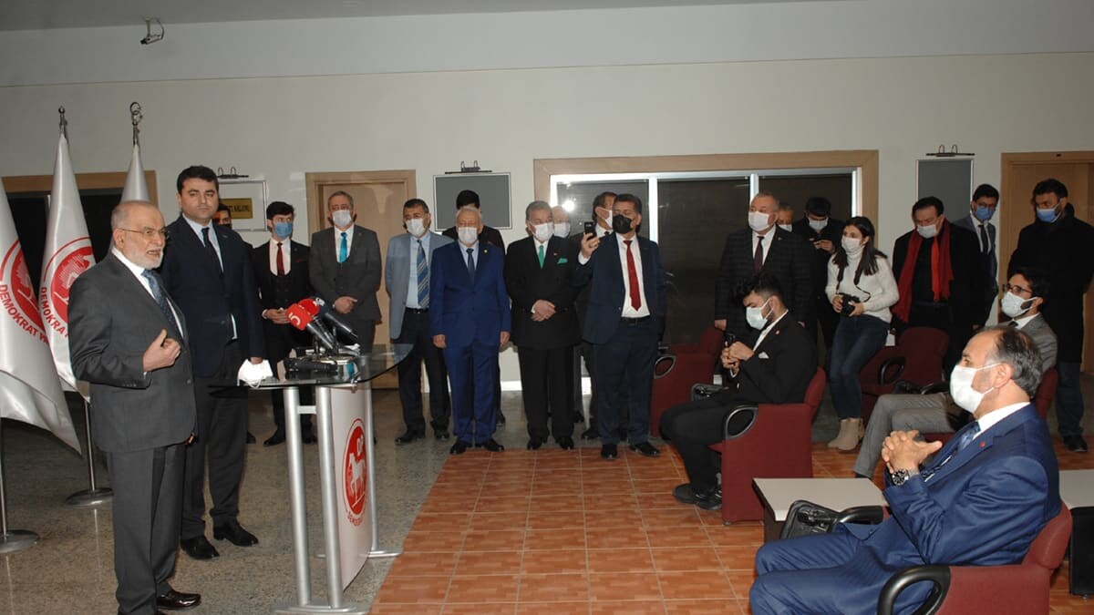 Türkiye’nin milli görüş çizgisinin temsilcisi olan Saadet Partisi Genel Başkanı Sayın Temel Karamollaoğlu ve heyetini genel merkezimizde ağırlıyor olmaktan memnuniyet duyduk. Bu vesileyle ülkemizin içinde bulunduğu siyasi iklim, güncel meseleler üzerine konuşabilme imkânı bulduk.