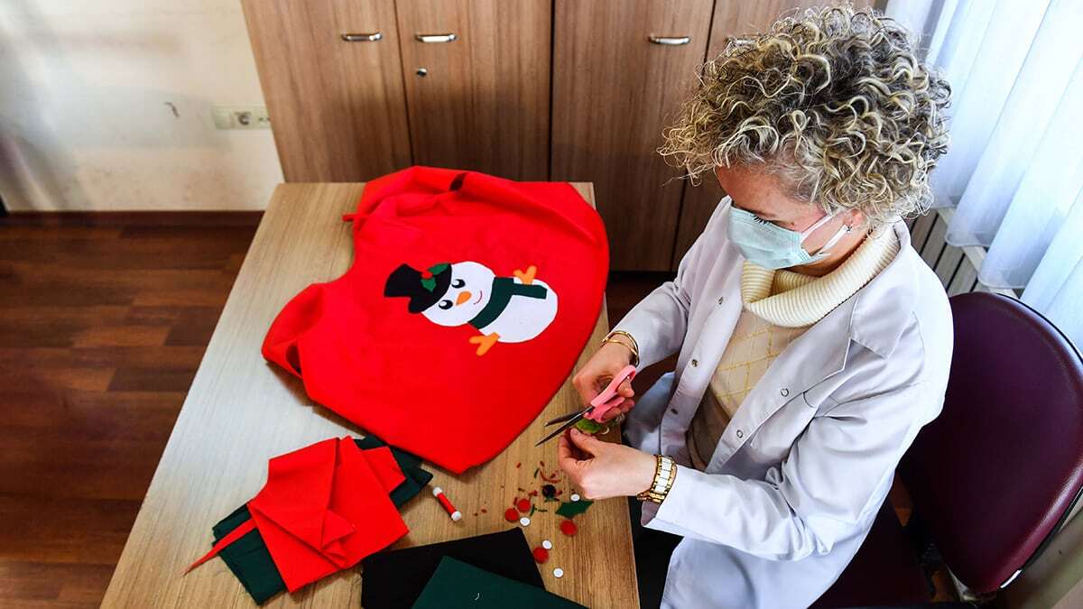 BELMEK eğitmenlerinden lösemili çocuklara kıyafet