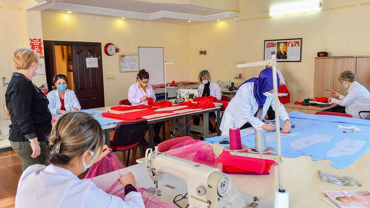 BELMEK eğitmenlerinden lösemili çocuklara kıyafet